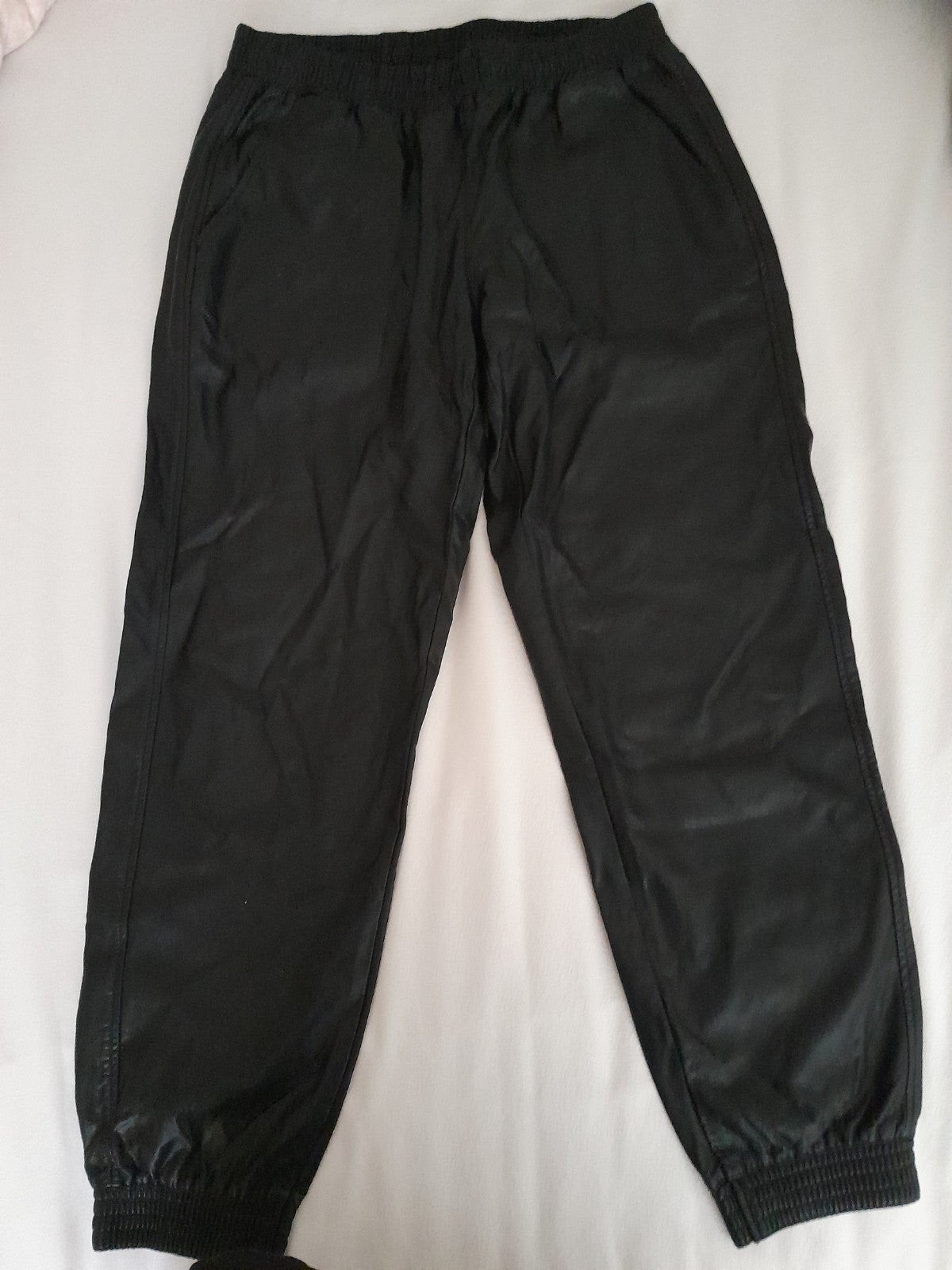 Zwarte imitatie leren jogger broek, Maat 42/44 (L), Ophalen of Verzenden, Zo goed als nieuw, Driekwart