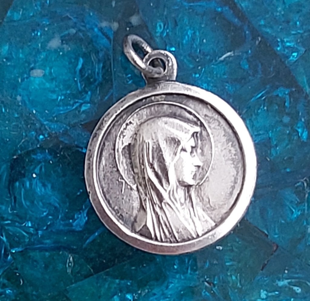 Vintage Medaille Onze-Lieve-Vrouw van Lourdes/Verschijning, Ophalen of Verzenden, Gebruikt, Overige typen, Christendom | Katholiek