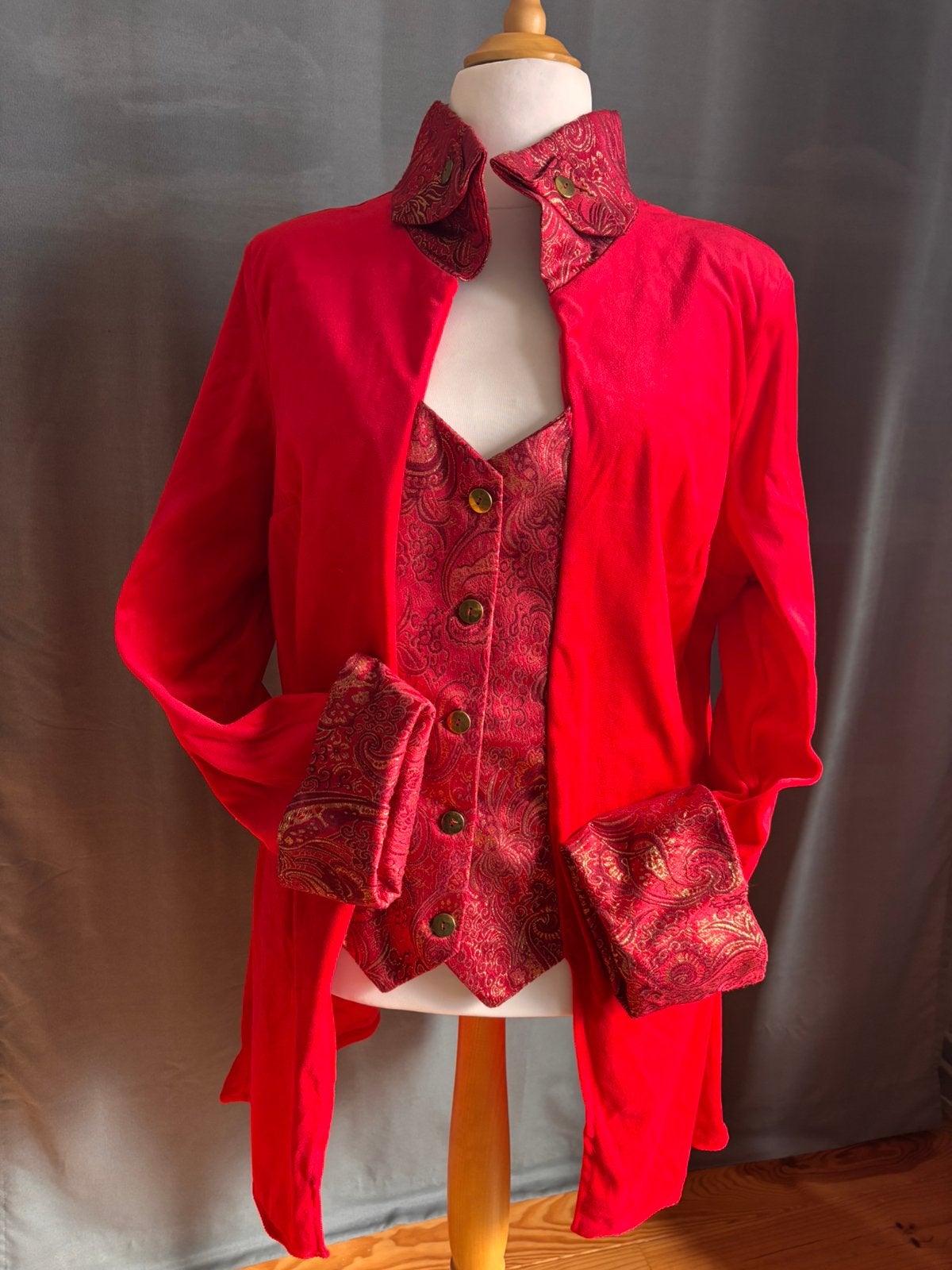 Carnavals jas dames rood maat 52, Ophalen of Verzenden, Zo goed als nieuw, Maat 46/48 (XL) of groter, Carnaval