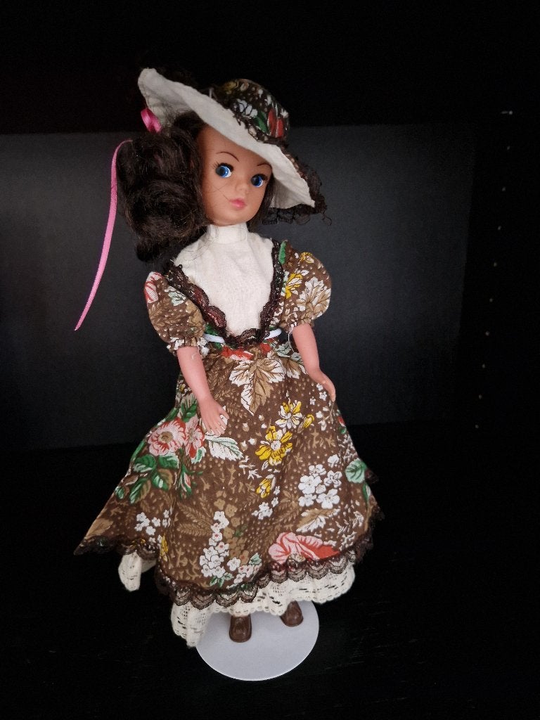 Tk: vintage barbie Sindy pop met bruin/zwart haar, Verzamelen, Poppen, Verzenden, Gebruikt, Fashion Doll