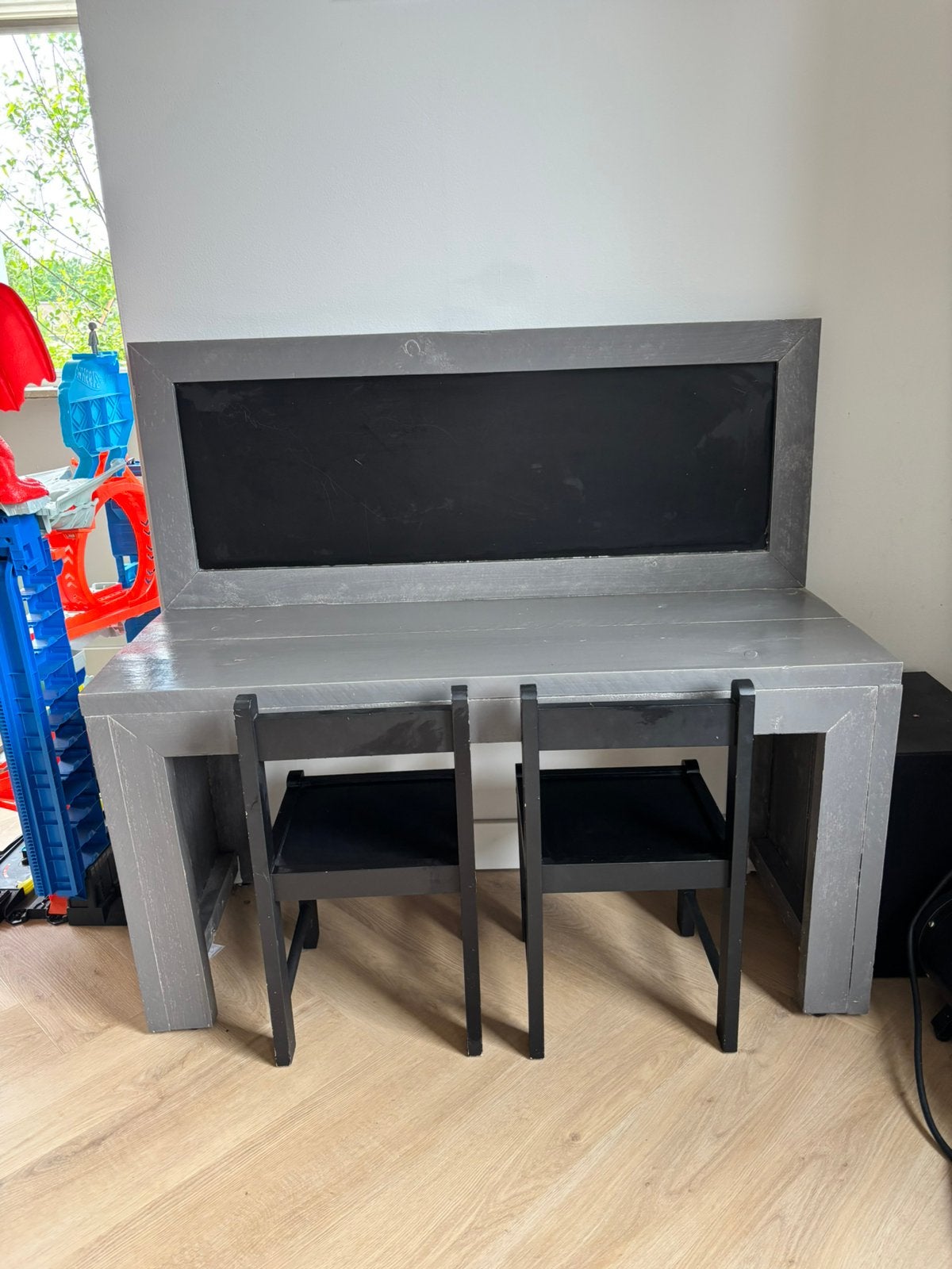 Steigerhouten speeltafel incl. 2 zwarte stoeltjes, Huis en Inrichting, Bureaus, Ophalen, Zo goed als nieuw