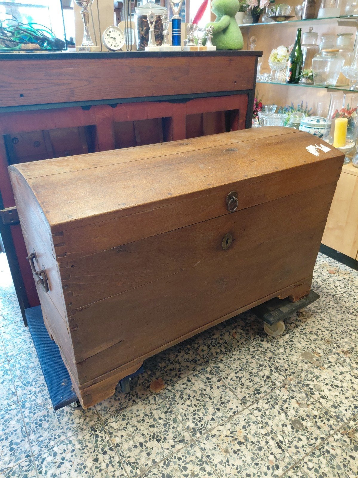 Antieke houten kist met gebogen deksel, Ophalen