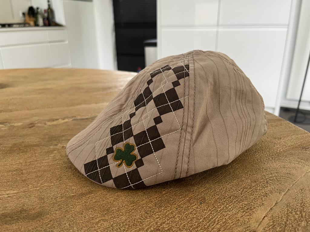 Pet / flatcap beige met groen klavertje 3, Ophalen of Verzenden