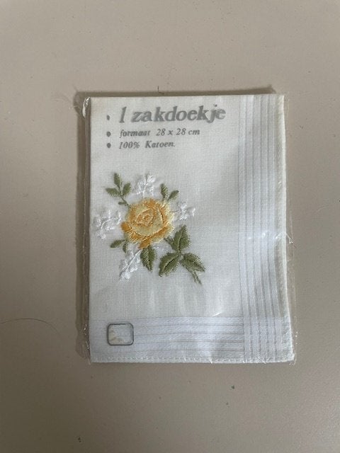 vintage katoenen zakdoekje. Geborduurde gele roosjes. NIEUW., Ophalen