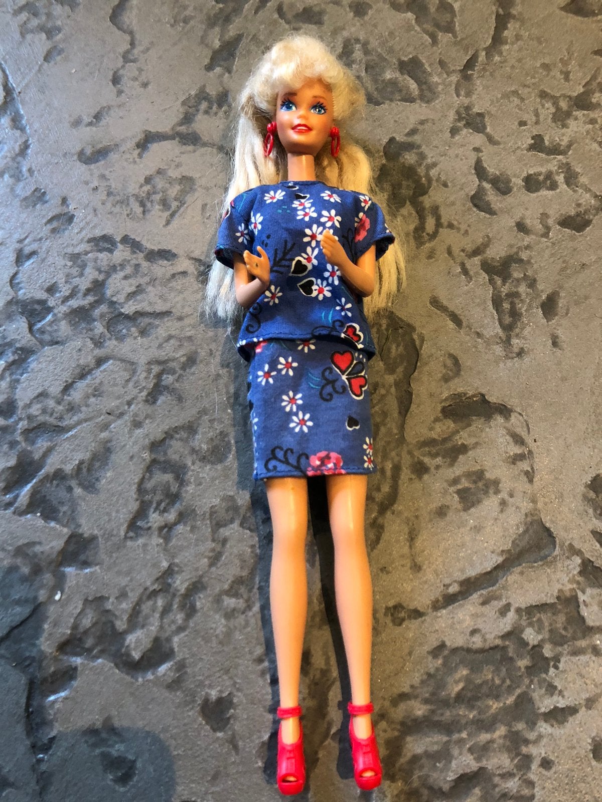 Barbie mattel  in vintage benneton outfit  90 jaren, Verzamelen, Poppen, Ophalen, Zo goed als nieuw, Fashion Doll