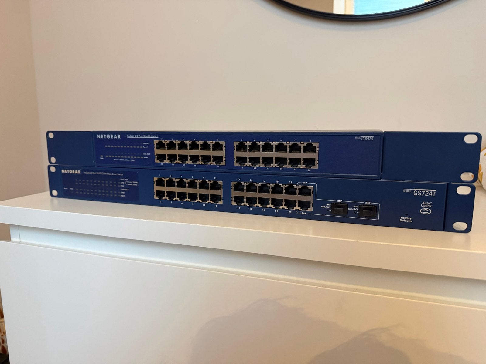 1x NETGEAR gigabyte switch managed 1x niet managed, Computers en Software, Netwerk switches, Ophalen of Verzenden, Gebruikt