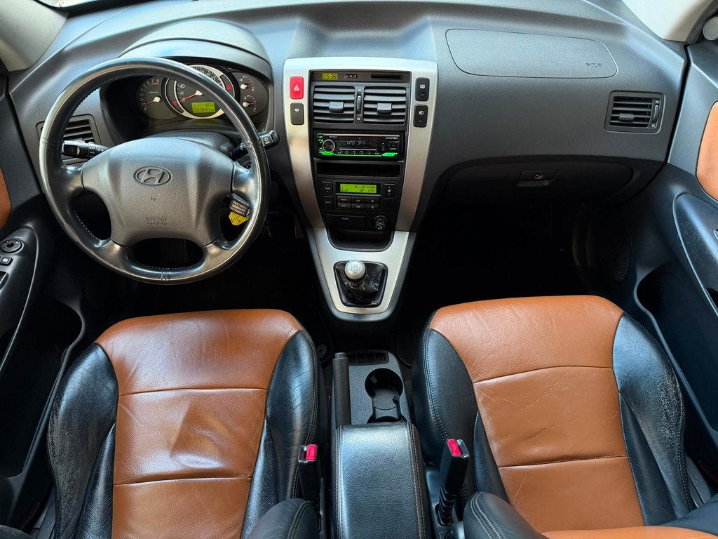 Hyundai Tucson 2.0i Style World Cup edition|leer|trekhaak|Ri, Auto's, Hyundai, Gebruikt, 4 cilinders, Zwart, Handgeschakeld