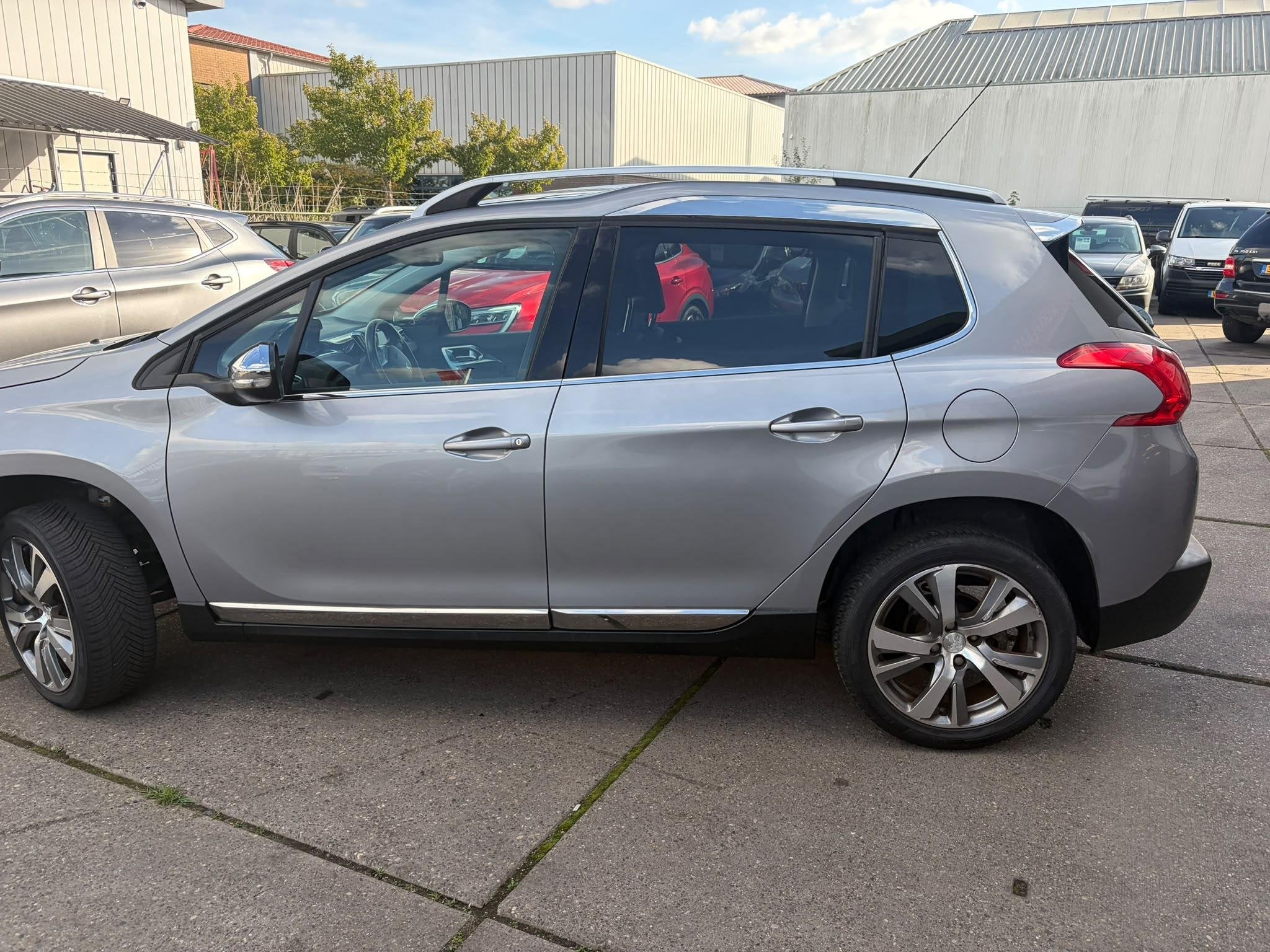 Peugeot 2008 1.2 PureTech Allure Clima, cruise, pano, trekha, Stof, Gebruikt, Euro 6, 1270 kg