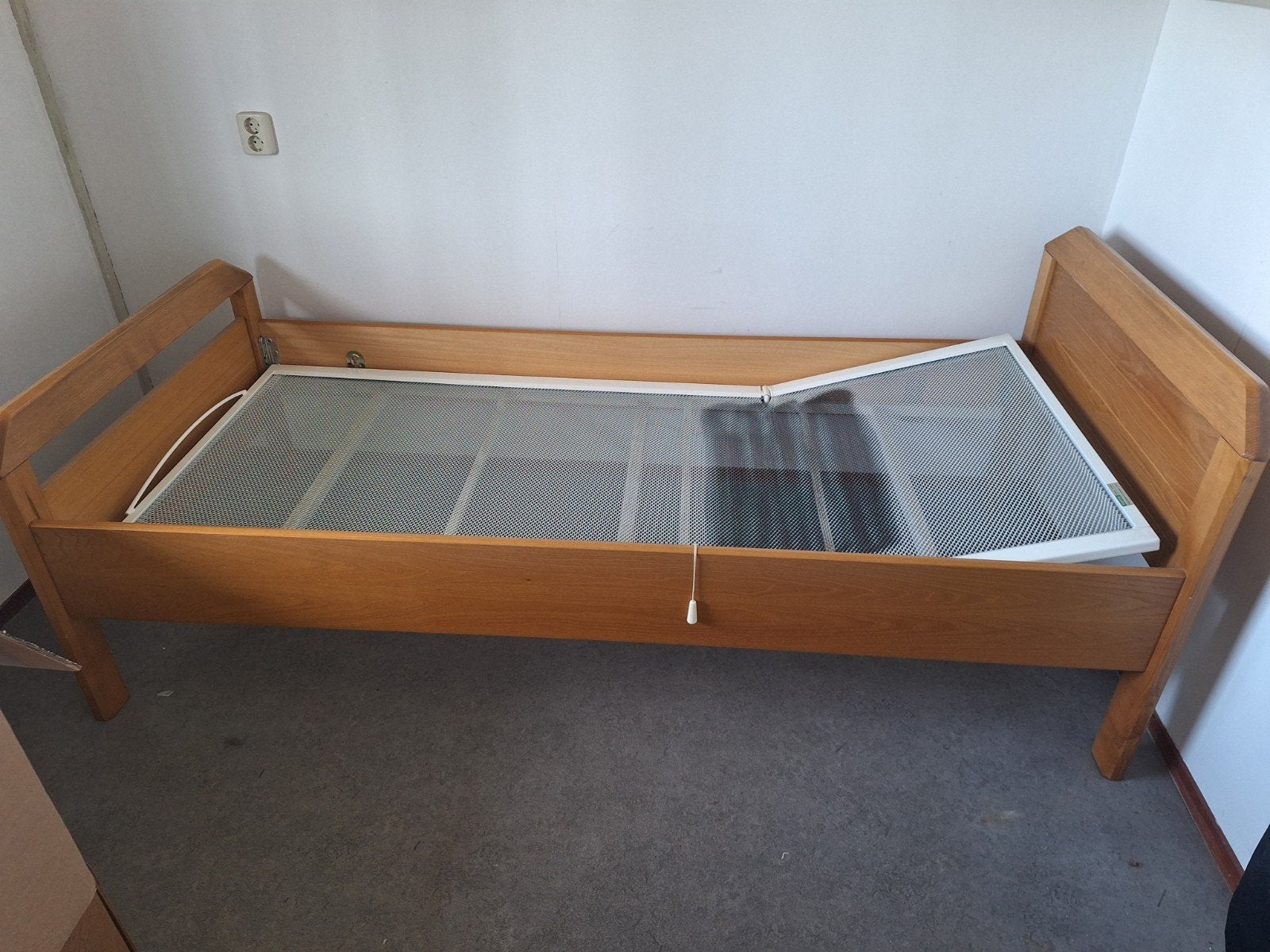 Houten seniorenbed met verstelbare lattenbodem, Ophalen, 90 cm, Eenpersoons, Bruin