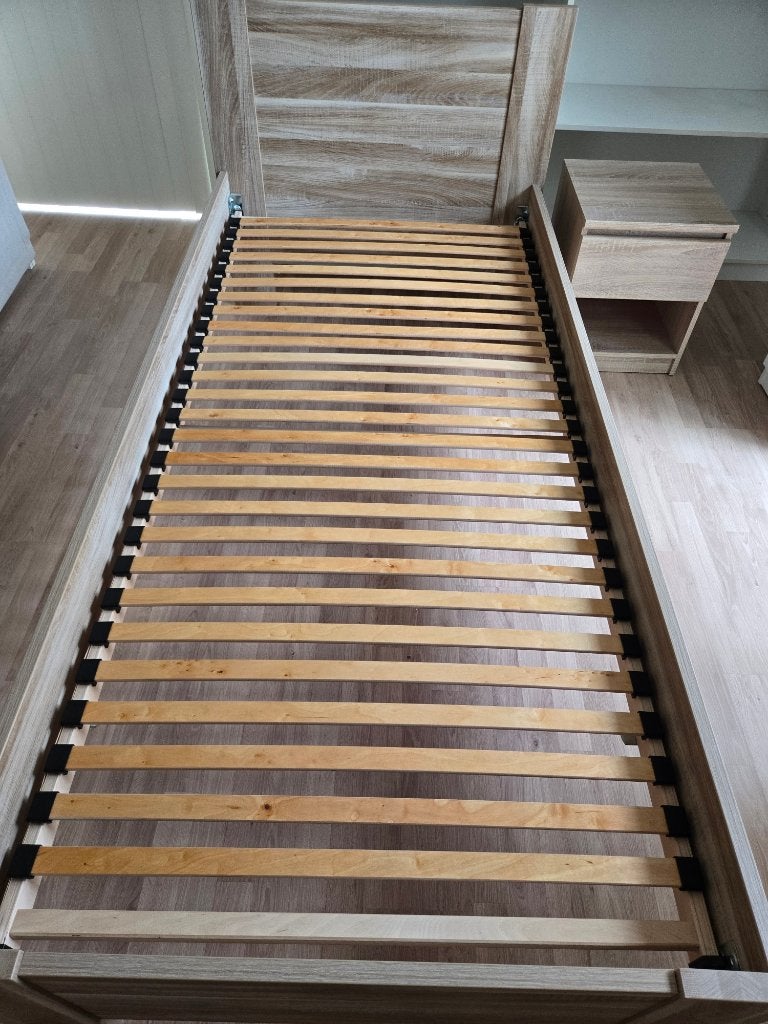 1 persoons bed 90x200cm lattenbodem + matras + nachtkastje, Ophalen, 90 cm, Zo goed als nieuw, 200 cm
