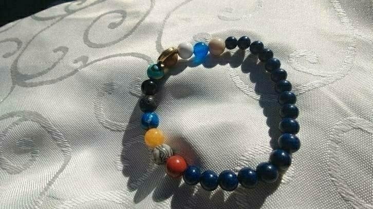 Armbandje met de planeten van het zonnestelsel met lapis, Ophalen of Verzenden, Nieuw, Spiritualiteit algemeen, Achtergrond en Informatie