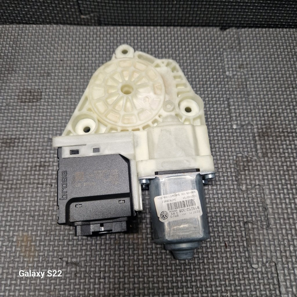 VOLKSWAGEN PASSAT B7 RAAMMOTOR RECHTS ACHTER / 3C0959704, Gebruikt, Volkswagen, Volkswagen AG, Berliner Ring 2, 38440 Wolfsburg, Deutschland