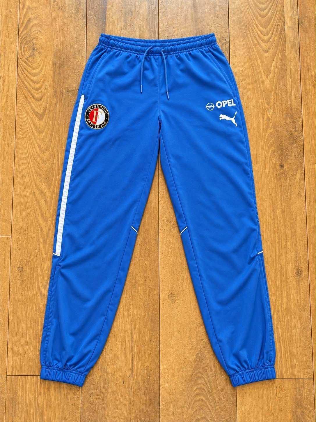 *NIEUW* Feyenoord Trainingsbroek Blauw Maat L Puma Opel, Verzenden, Nieuw, Maat 42/44 (L), Blauw