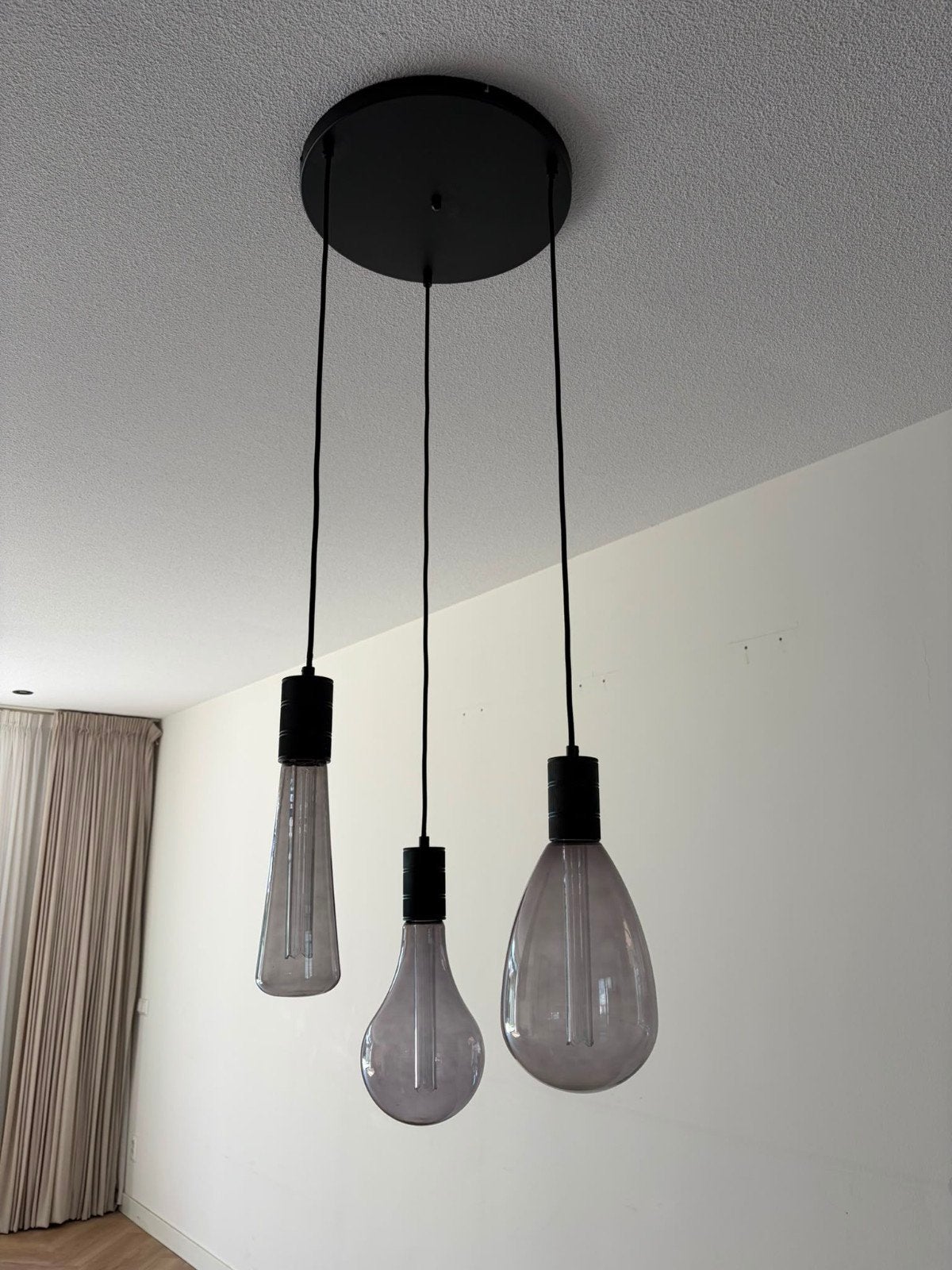 Moderne zwarte hanglamp met 3 glazen kappen, Ophalen, Modern, Industrieel, E27 (groot), Zo goed als nieuw