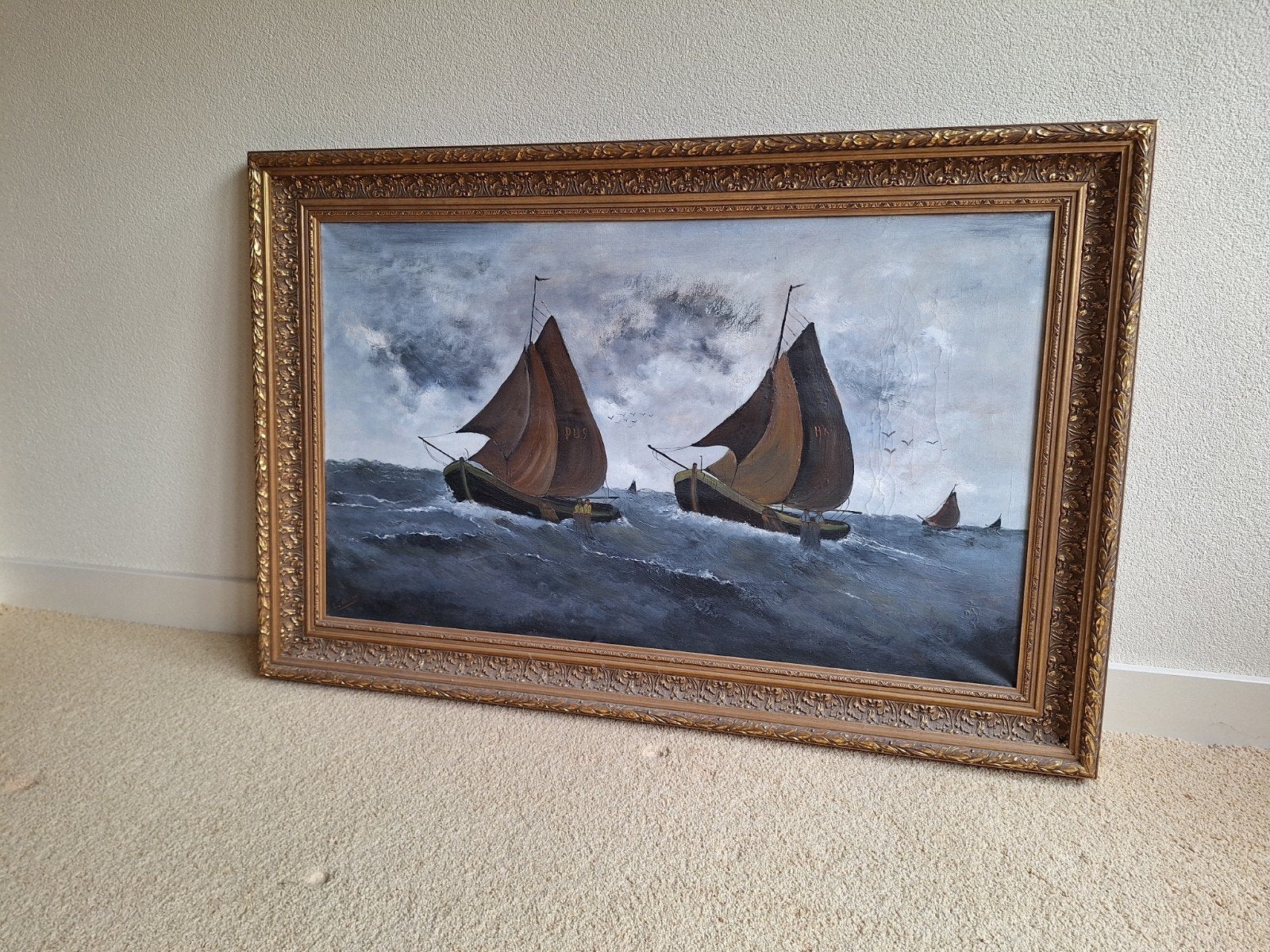Groot schilderij Botters op Zee,gesigneerd, gouden baroklijs, Ophalen, Bijzondere lijst