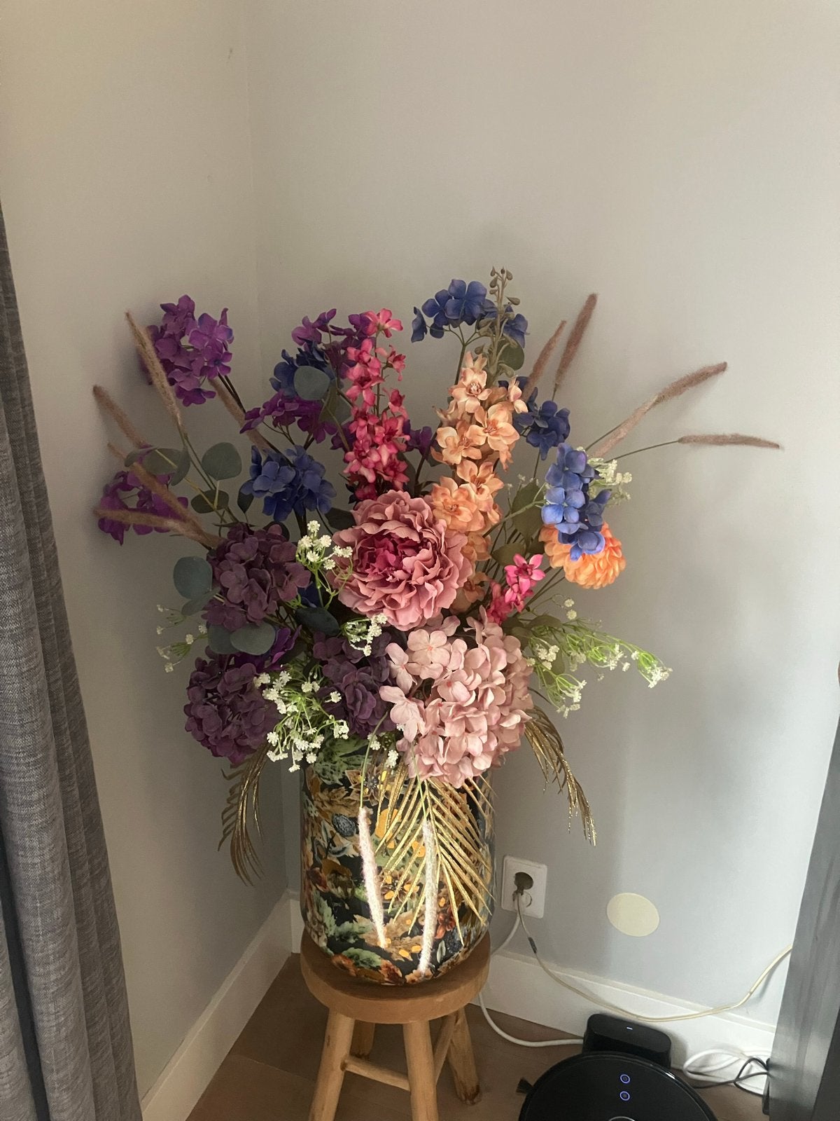 Grote vaas met kunstbloemen - kleurrijk en decoratief, Huis en Inrichting, Ophalen, Overige materialen, Zo goed als nieuw, Meerkleurig