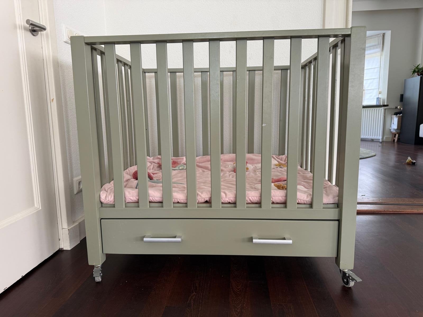 Box verstelbaar met lade - Groen - Incl boxkleed, Kinderen en Baby's, Boxen, Ophalen, Gebruikt, Wieltjes