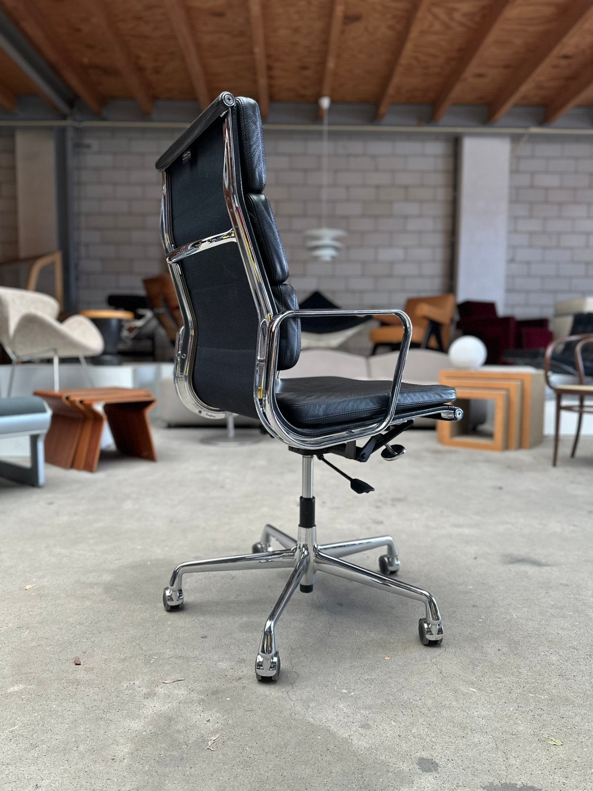 Vitra Eames EA219, Charles en Ray Eames, Ophalen, Gebruikt, Zwart, X