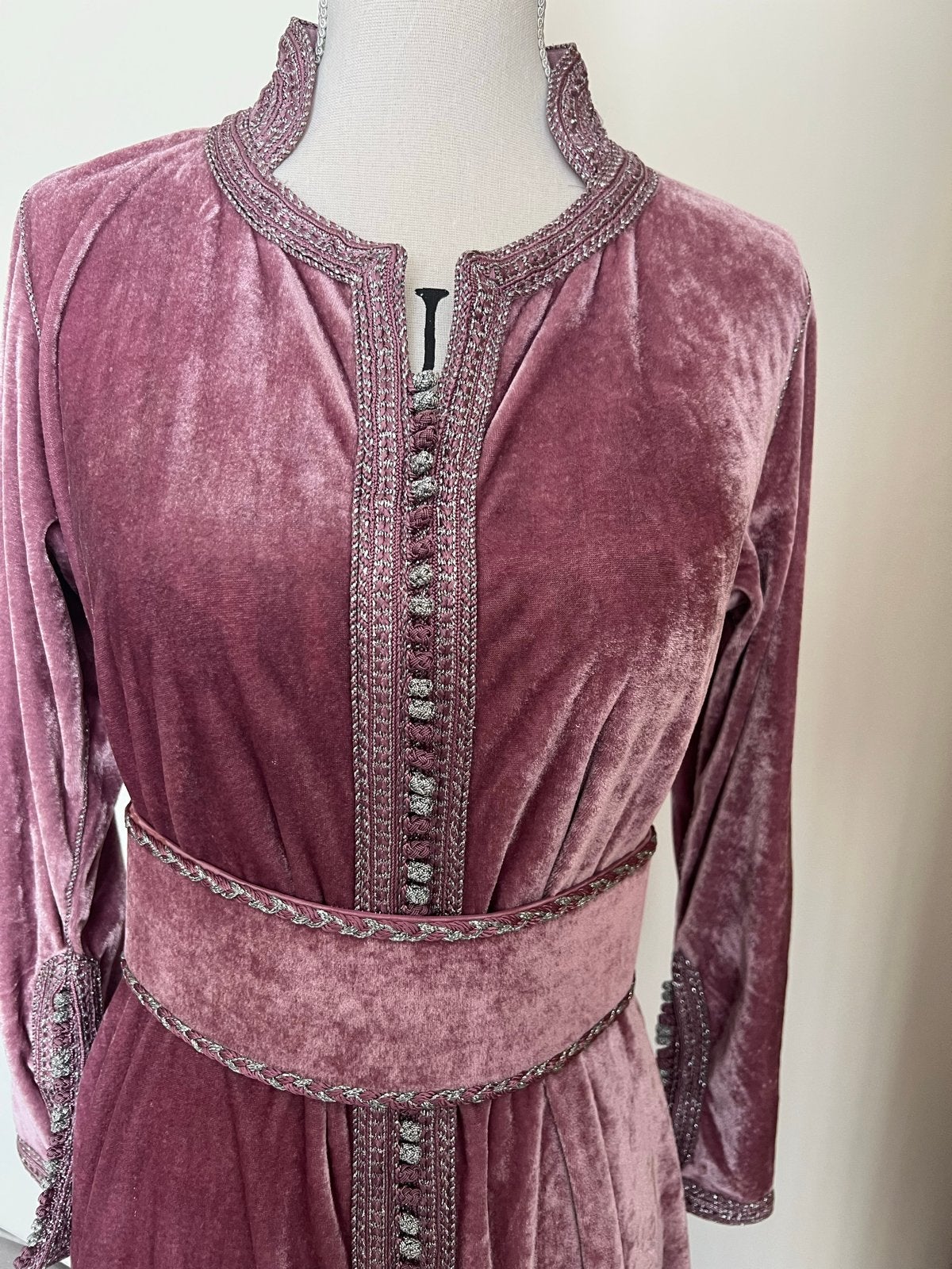 Elegante Roze Fluweel Caftan met Borduurwerk, Maat 38/40 (M), Ophalen of Verzenden, Zo goed als nieuw, Roze