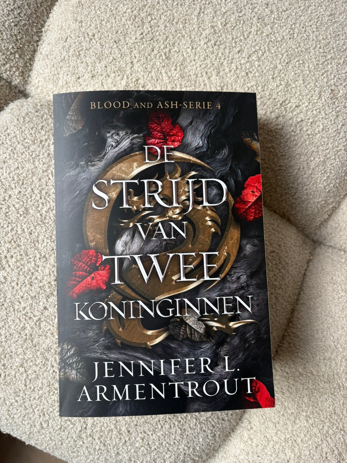 Uit bloed en as serie 4 - de strijd van twee koninginnen, Ophalen of Verzenden, Zo goed als nieuw