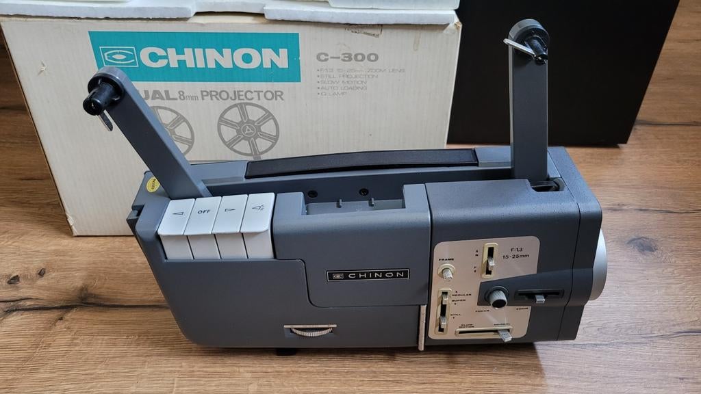 Chinon C-300 filmprojector - Loopt, lampje defect, Ophalen of Verzenden