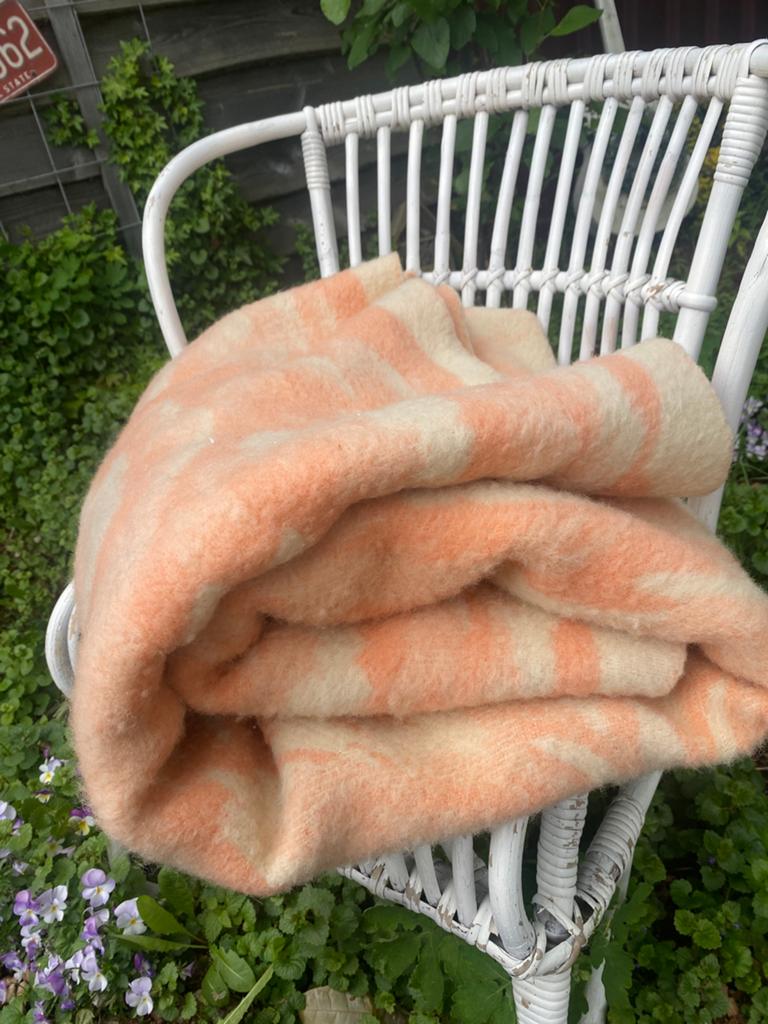 Zalmkleurige vintage warme wollen deken, Huis en Inrichting, Woonaccessoires | Plaids en Woondekens, Ophalen of Verzenden, Gebruikt