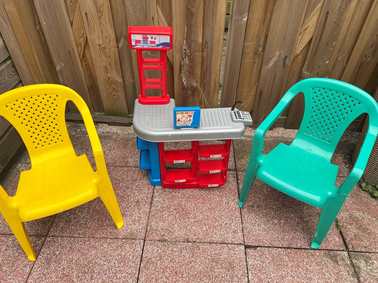 Kinderstoelen en speelgoed kassa, Ophalen, Zo goed als nieuw