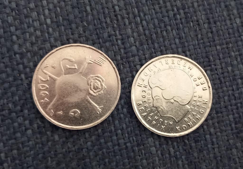 2 stuks Nederlandse 1 gulden munt Koningin Beatrix 2001, Postzegels en Munten, Munten | Nederland, Ophalen, Koningin Beatrix, 1 gulden