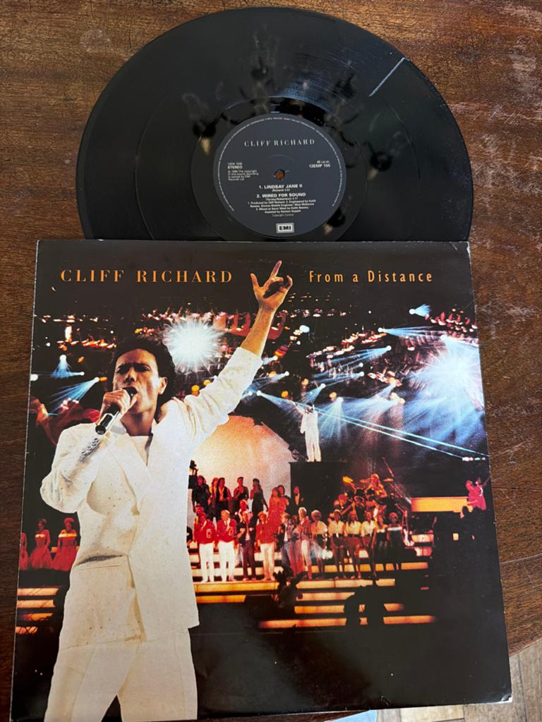 Cliff Richard - From a Distance 12" Maxi Single + Poster, Gebruikt, Inclusief poster, 1980 - 1989, Ophalen of Verzenden