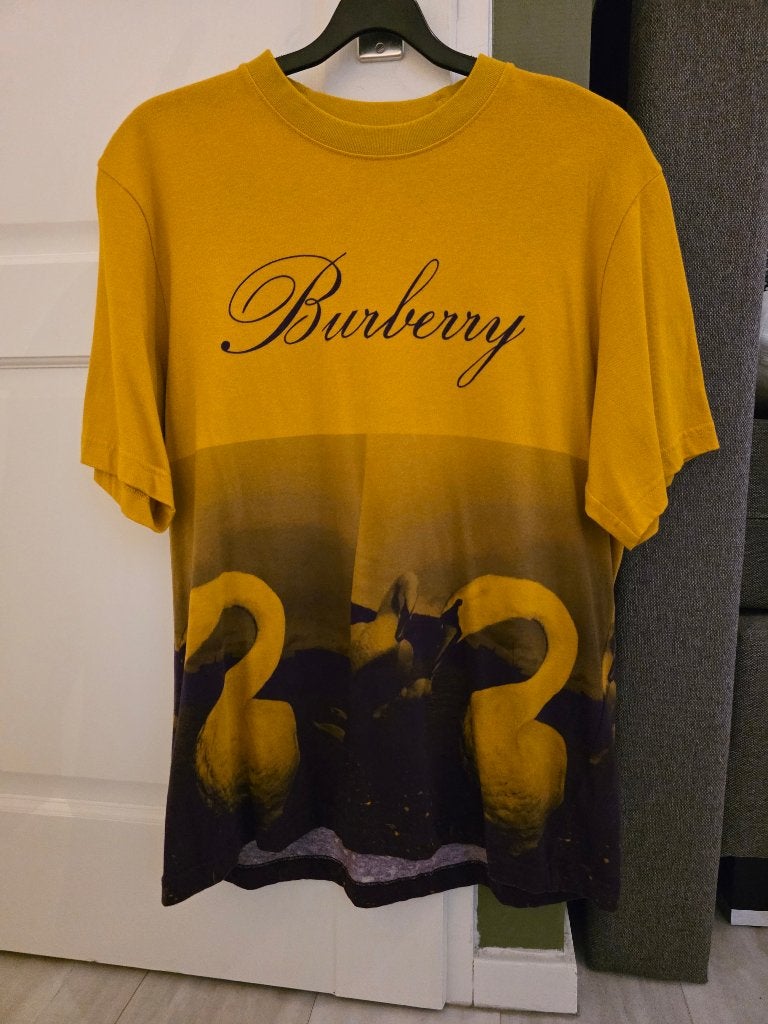 Burberry zwanen design T-shirt, Kleding | Heren, T-shirts, Maat 52/54 (L), Verzenden, Geel, Nieuw