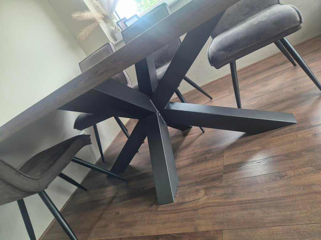 Robuuste eiken eettafel met metalen spinpoot en 6 stoelen, Huis en Inrichting, Tafels | Eettafels, Zo goed als nieuw, 100 tot 150 cm
