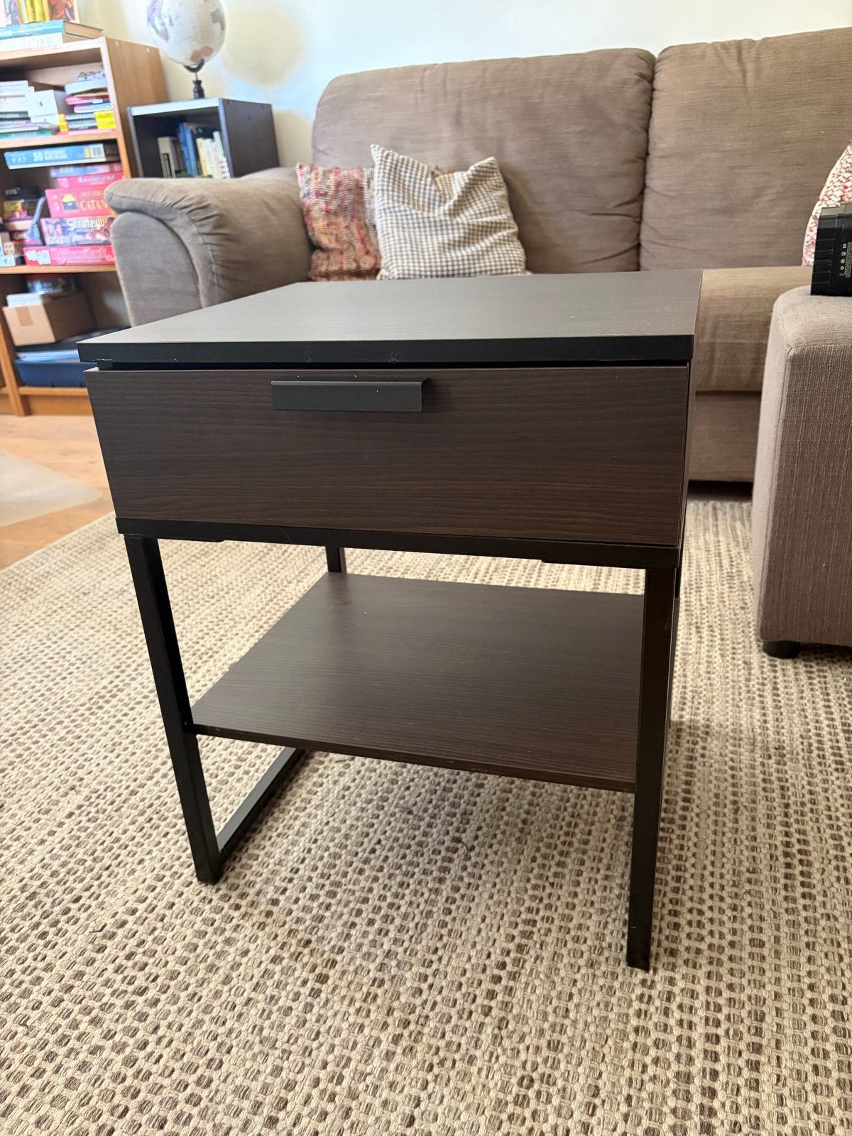 Donkerbruin houten ladekastje / nachtkastje - Amsterdam West, Ophalen, Gebruikt, 55 tot 70 cm, 45 tot 65 cm