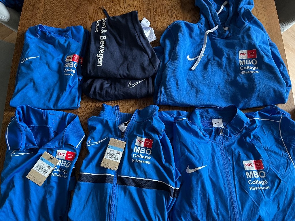 8 delig Kledingpakket sport en bewegen roc Hilversum, Nike, Ophalen of Verzenden, Zo goed als nieuw, Algemeen