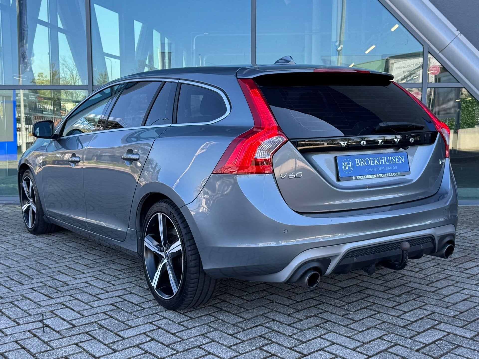 Volvo V60 2.0 T4 R-Design Business Sport 190pk Camera / Trek, Auto's, Dealer onderhouden, Gebruikt, 1969 cc, Origineel Nederlands