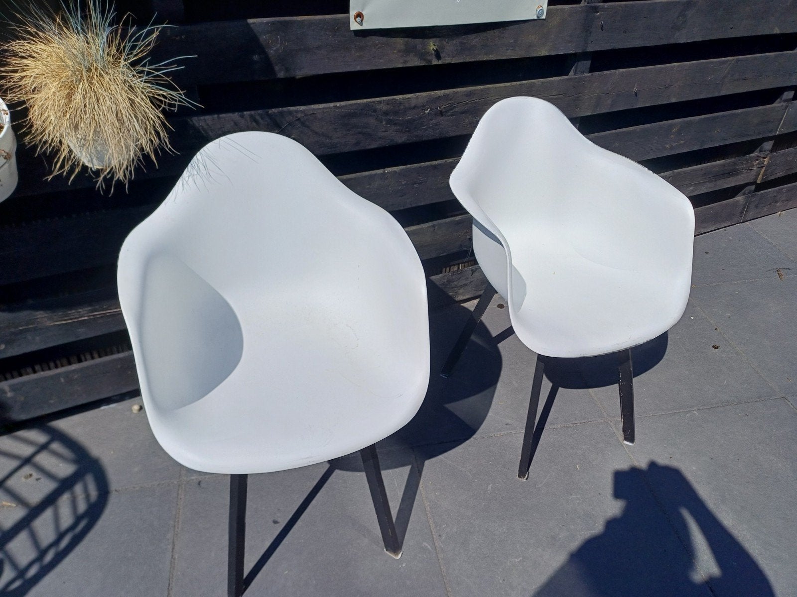 Witte kuipstoelen met zwart  poten (2 stuks), Huis en Inrichting, Stoelen, Ophalen, Twee, Wit, Modern