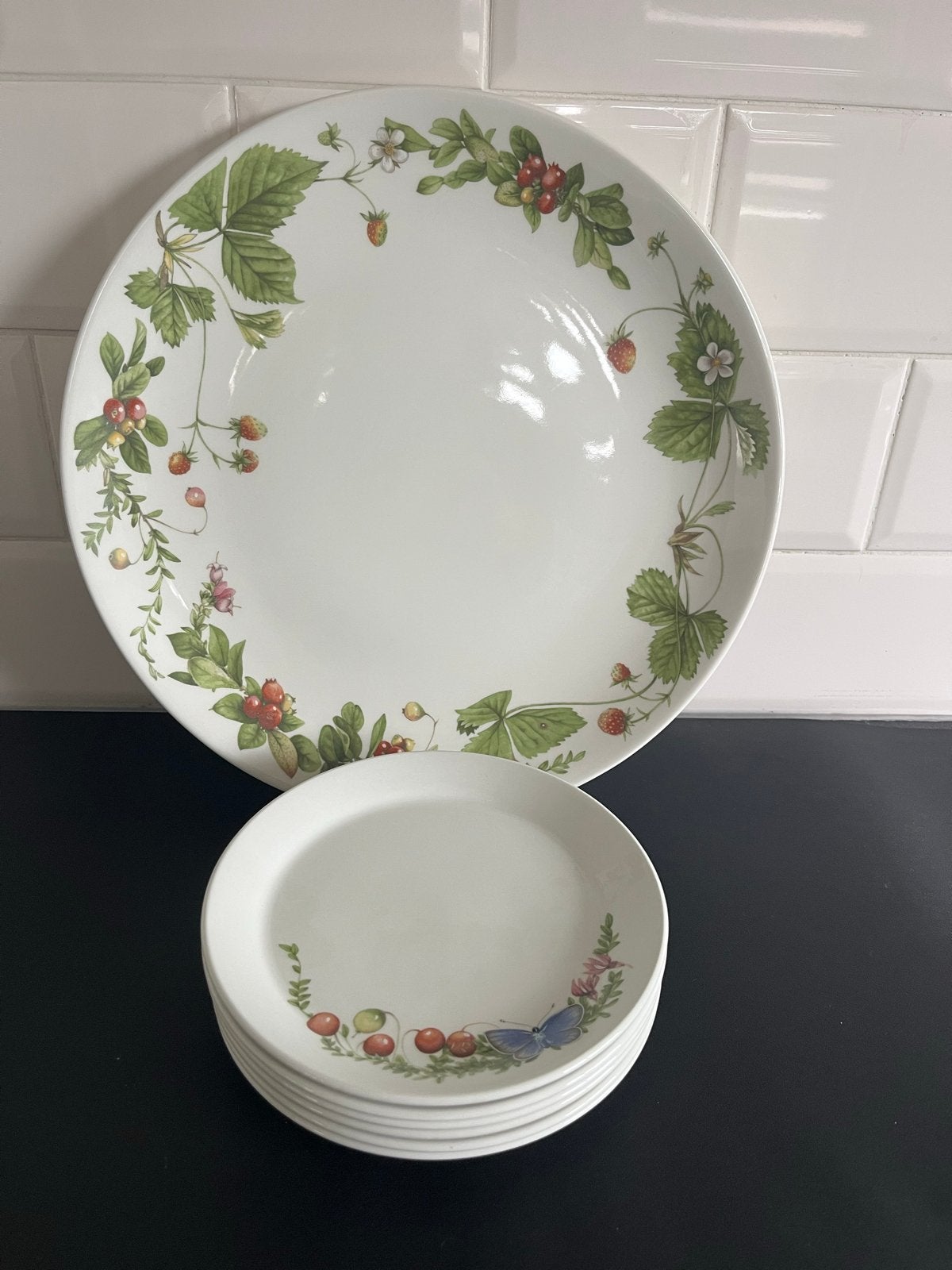 Gebaksset Marjolein Bastin - Aardbeien en vlinders, Landelijk/Boerenbont, Ophalen of Verzenden, Zo goed als nieuw, Bord(en)
