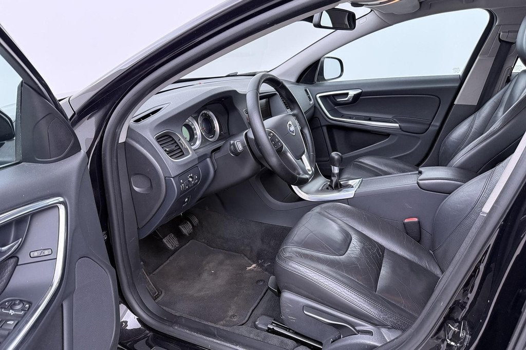 Volvo V60 1.6 T3 Momentum | Bi-Xenon | Panoramadak | Leder |, Stof, Gebruikt, 4 cilinders, 150 pk
