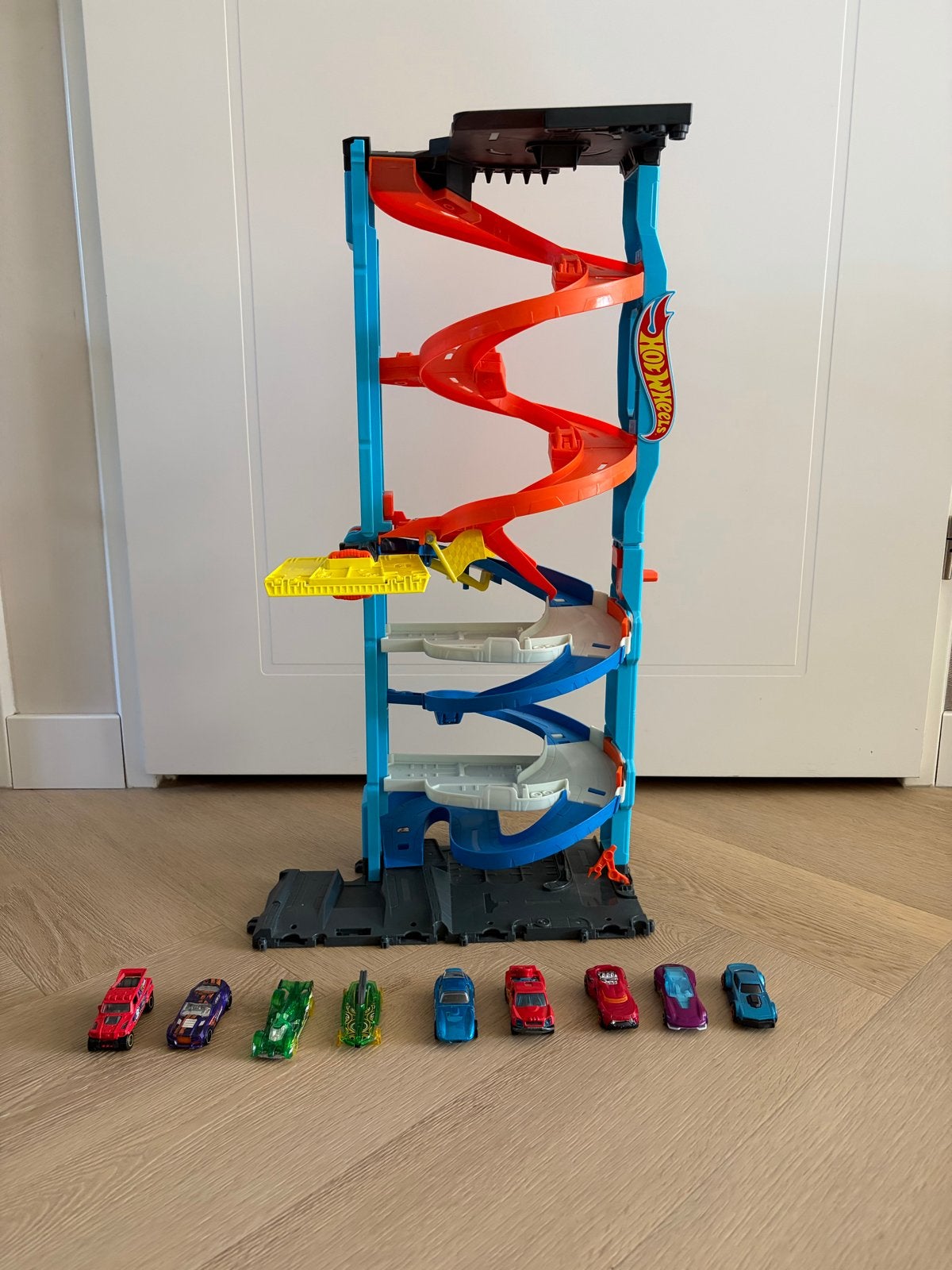 Hot Wheels Garage met 8 auto's, Ophalen, Gebruikt