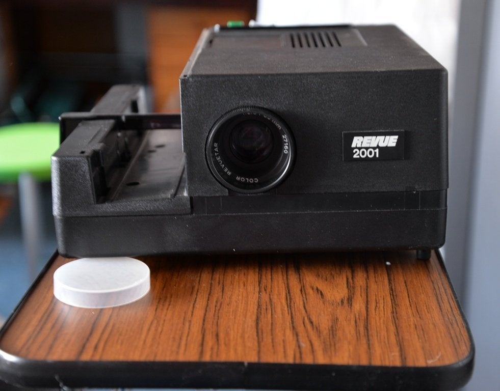 Revue dia projector met tafel en scherm, Audio, Tv en Foto, Diaprojectors, Ophalen, Gebruikt, Met scherm