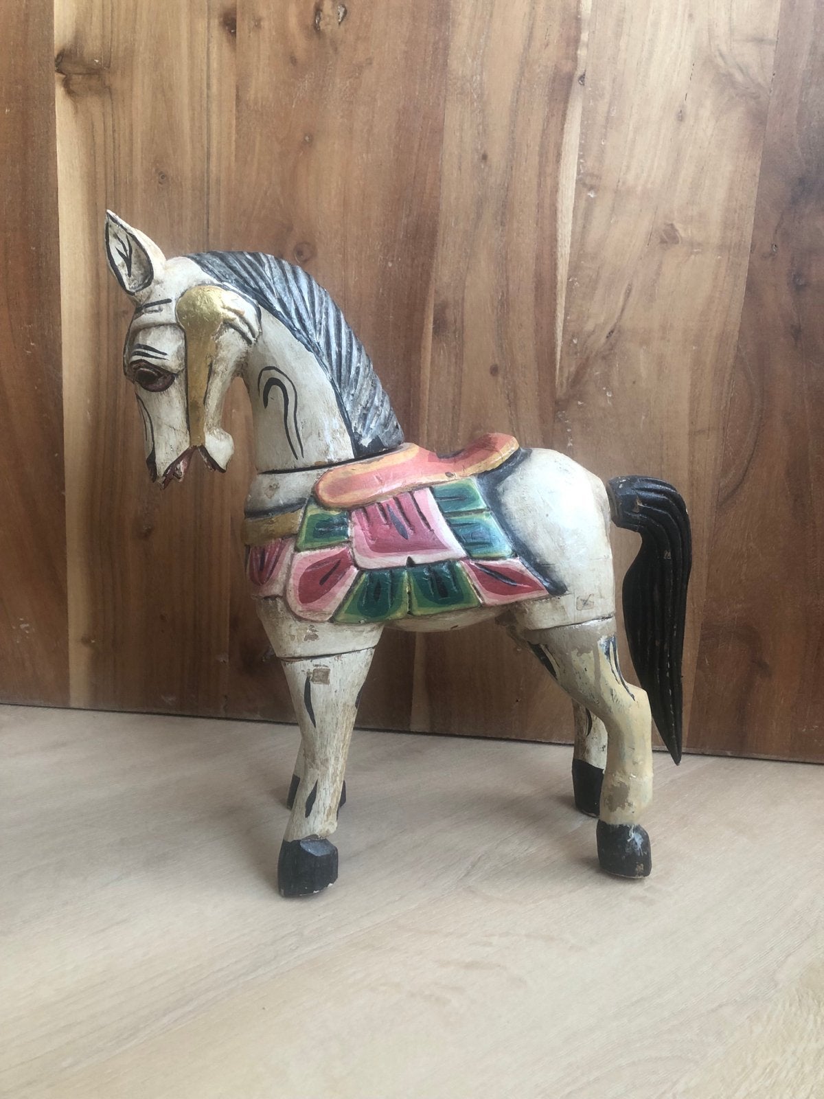 Decoratief houten paard, Ophalen
