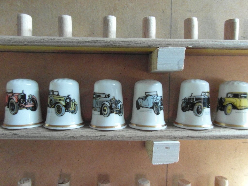 Vingerhoedjes van porselein met oude auto's, Ophalen of Verzenden, Zo goed als nieuw, Porselein, Buitenland