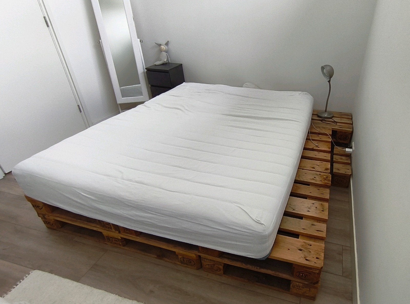 Mattress with palette bed, Ophalen, Zo goed als nieuw, Tweepersoons, Hout