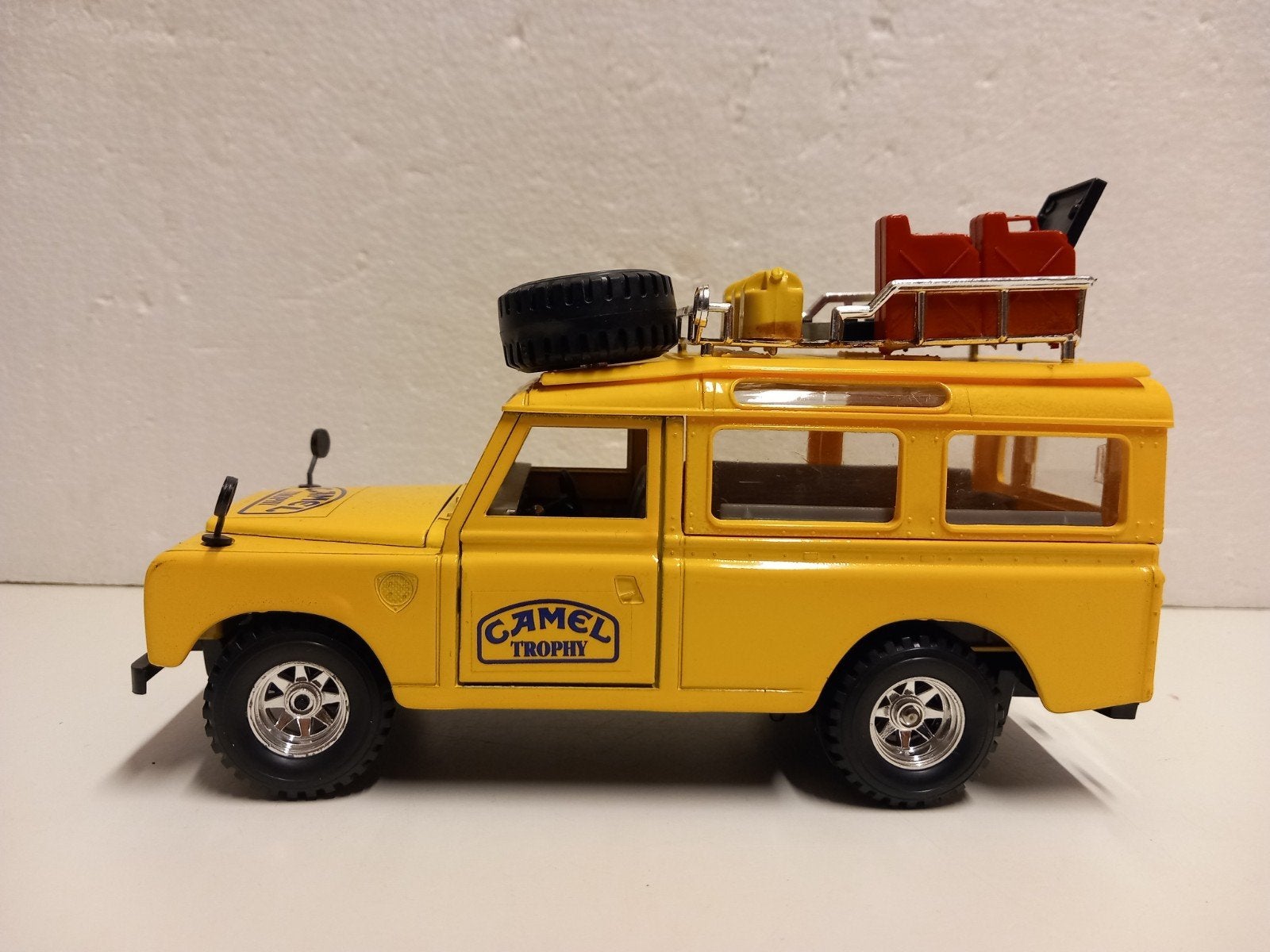 Vitage Bburago 1:24 Land Rover 109 Camel Trophy ge, Ophalen of Verzenden, Zo goed als nieuw, Auto, Bburago