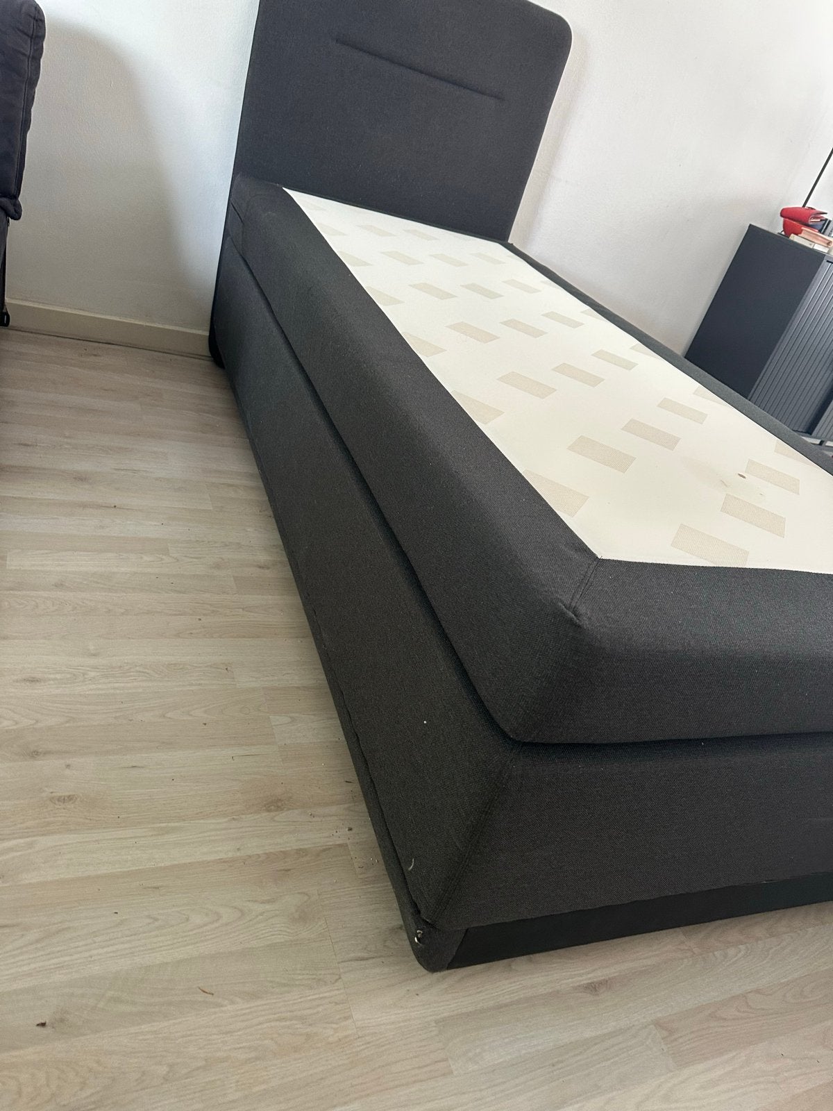 Eenpersoons boxspring met hoofdbord - Grijs, 90 cm, Eenpersoons, Ophalen of Verzenden, Zo goed als nieuw