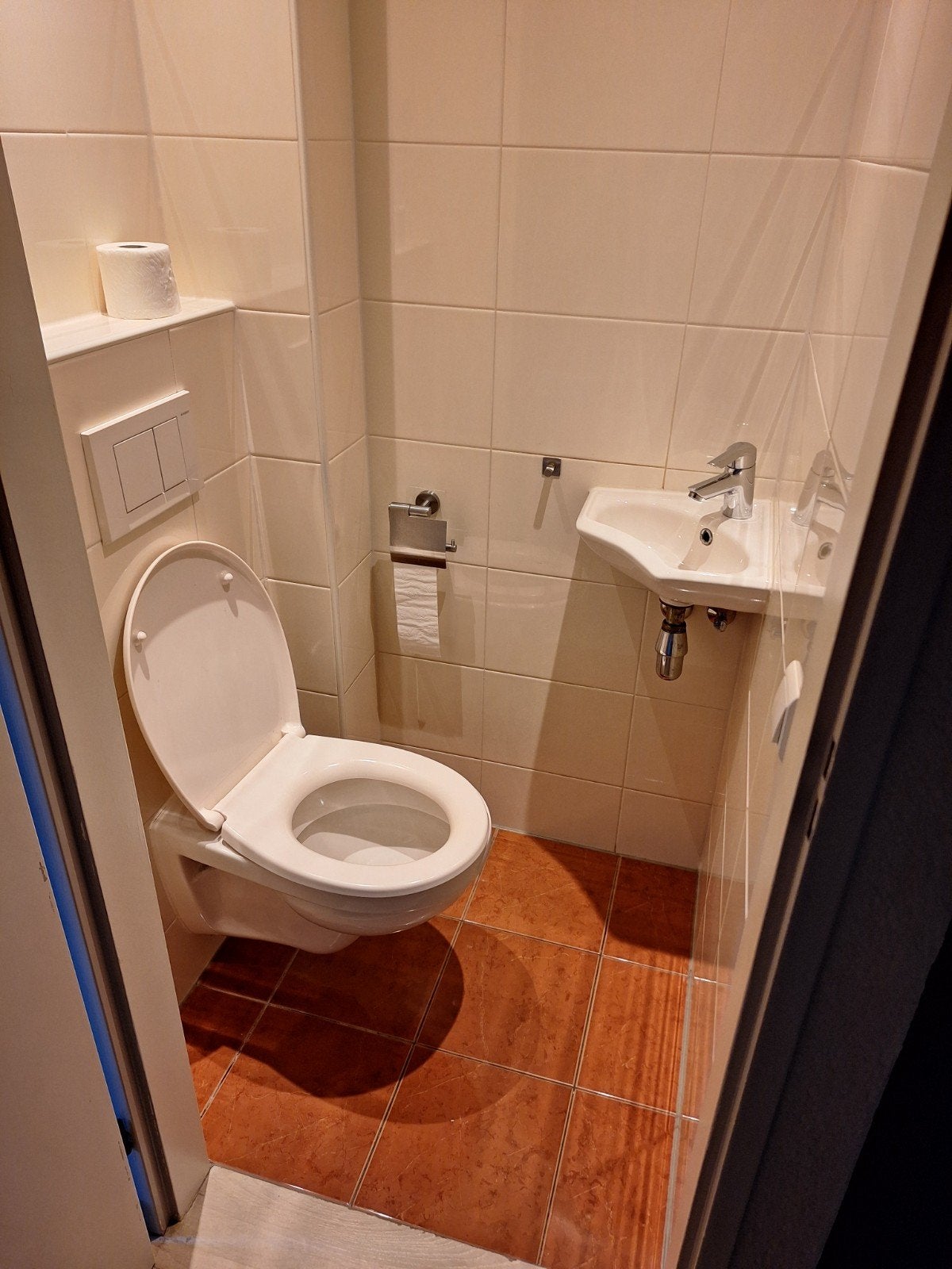 2 vrijhangende toiletten en fonteintje gratis af te halen, Ophalen, Gebruikt, Steen, Toilet
