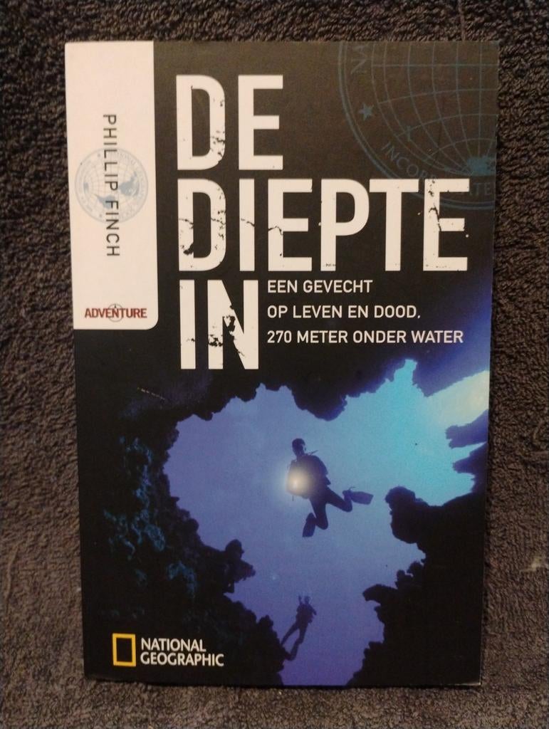 De Diepte In - Phillip Finch - Avontuurlijk verhaal, Ophalen of Verzenden, Gelezen, Phillip Finch