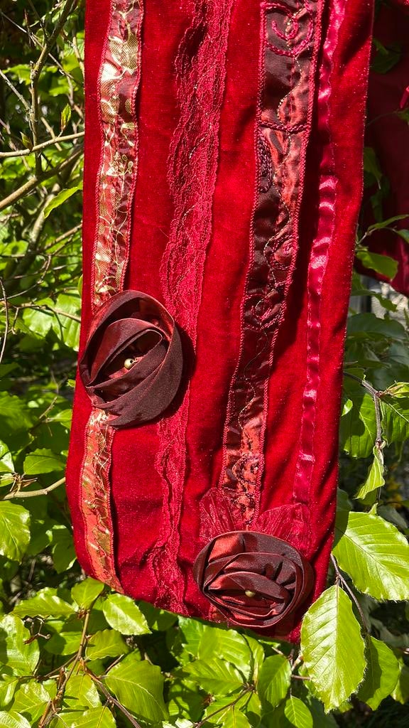 Rode, geheel gevoerde shawl met 2 rozen op de uiteinden., Ophalen of Verzenden, Zo goed als nieuw