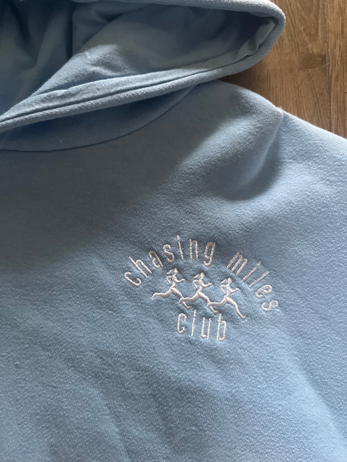 Lichtblauwe Hoodie "Chasing Miles Club" - Zo goed als nieuw, Kinderen en Baby's, Ophalen of Verzenden, Nieuw