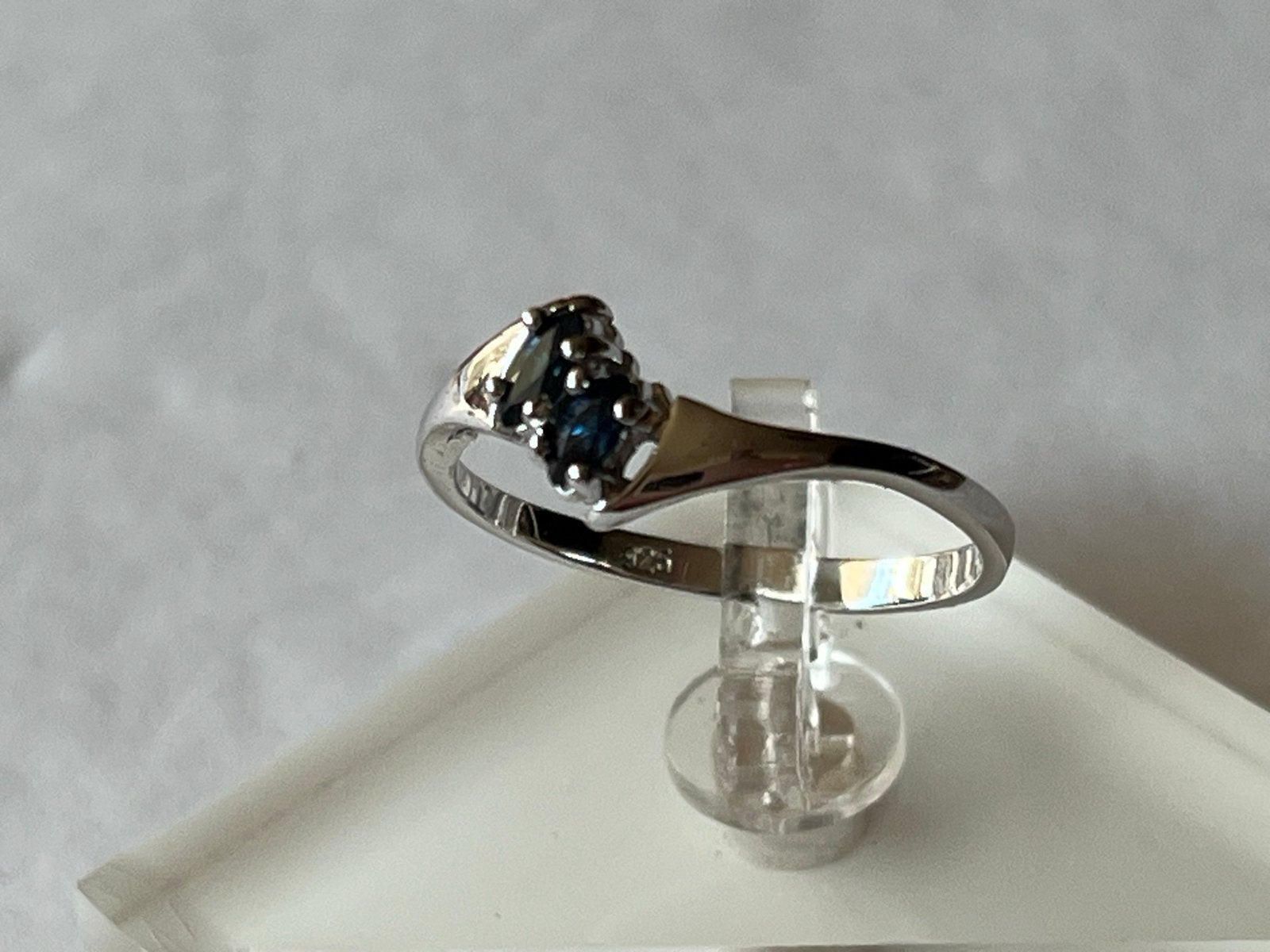 Zilveren ring met blauwe Saffier, gekeurd, maat 17,5, Zo goed als nieuw, 17 tot 18, Met edelsteen, Dame