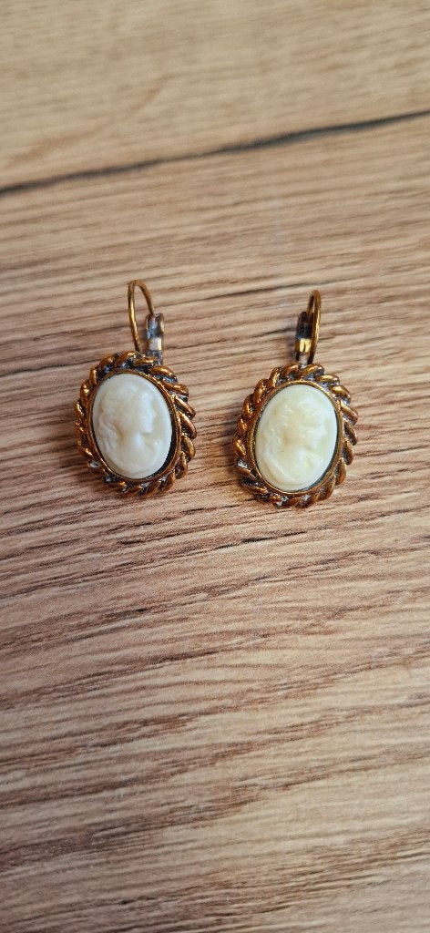 Vintage stijl kamee oorbellen Brons kleur Cameo, Overige materialen, Gebruikt, Beige, Onbekend
